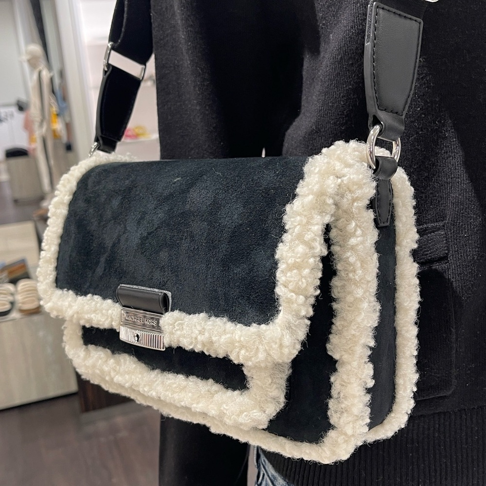 MICHAEL KORS Bradshaw Medium Suede and Faux Shearling Messenger Bag
Black 
NWT - Picture 13 of 16